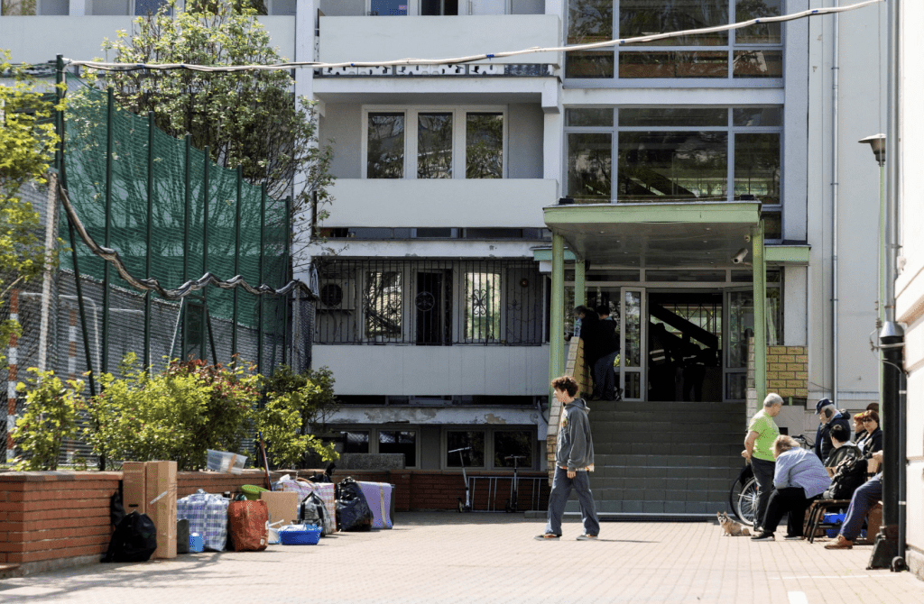 2023 年 4 月 29 日，波蘭佔領了波蘭華沙的俄羅斯大使館學校後，一群人聚集在學校入口前，旁邊是從建築物中取出的物品。路透社