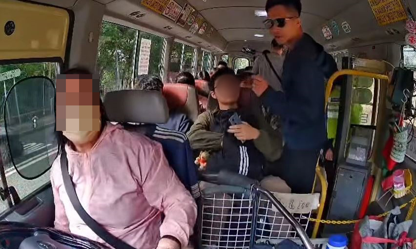 最後叫女司機打開車門。fb車cam L(香港群組) 最後叫女司機打開車門。fb車cam L(香港群組)