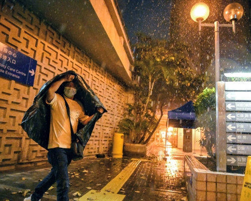 天文台預料本港地區今日大致多雲,間中有驟雨,局部地區有雷暴。