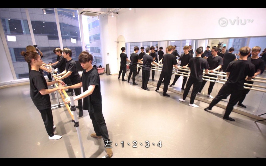 MIRROR學跳芭蕾舞。