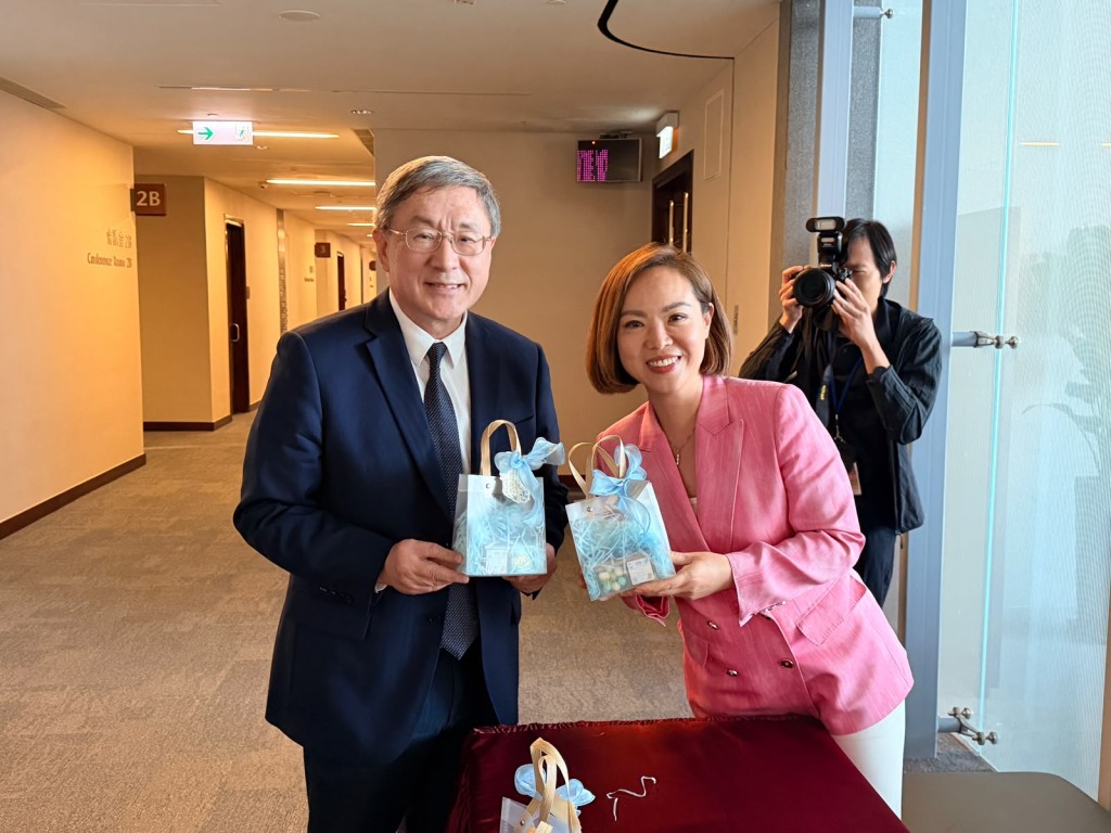 政務司副司長卓永興(左)亦有收到何敬康贈交的小禮物。 政務司副司長卓永興(左)亦有收到何敬康贈交的小禮物。