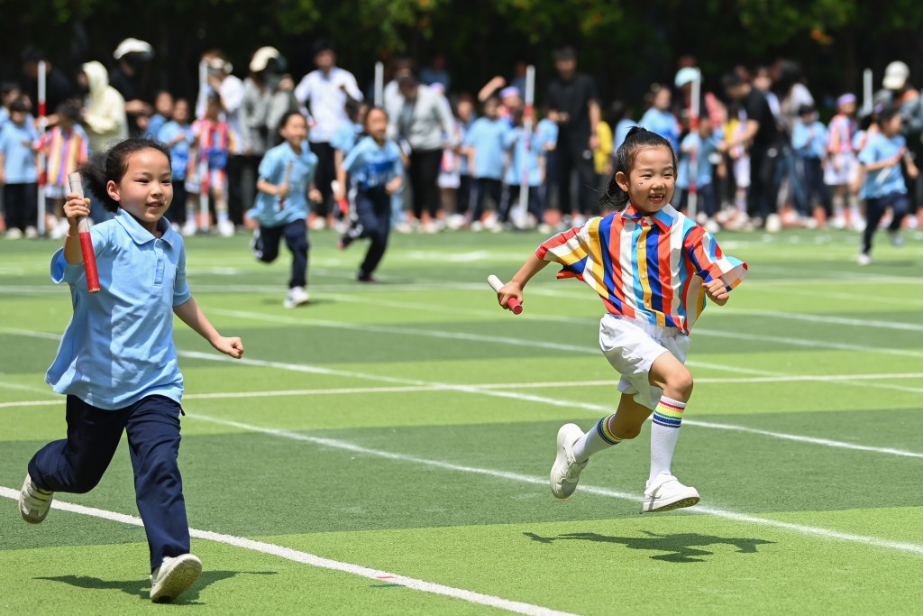 內地肥胖的中小學生不斷增加，官方鼓勵學校每日上體育堂。新華社