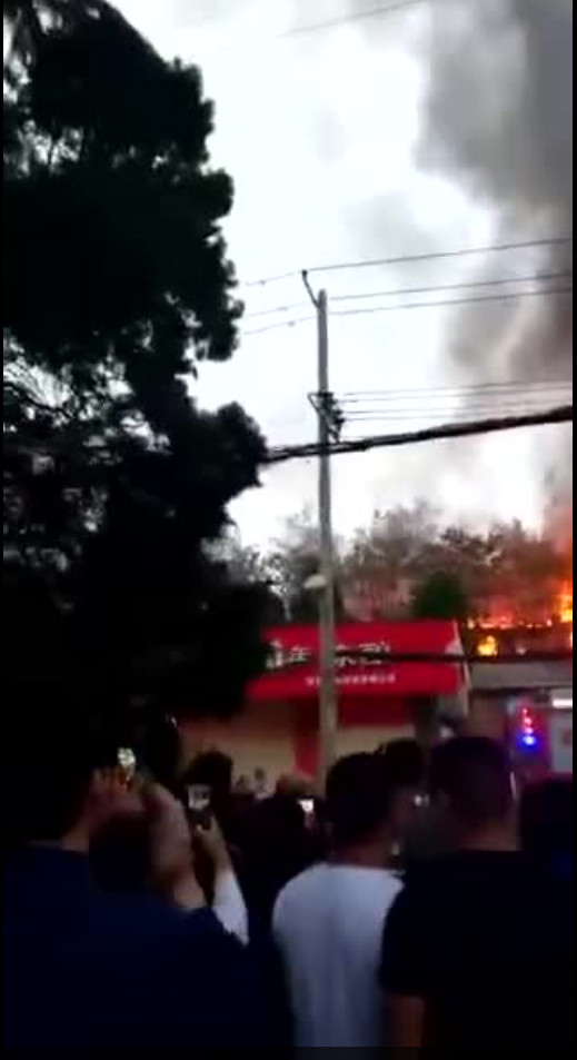 不少市民圍觀火警。網圖