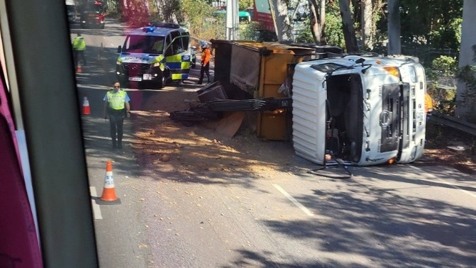泥頭車失控自炒翻側司機被困受傷。ＦＢ香港交通及突發事故報料區