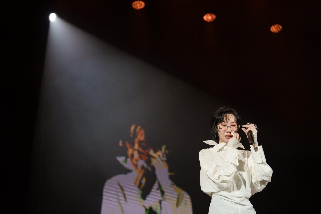 泳兒出道曲《感應》一炮而紅，憑清澈通透的嗓音被譽為「靚聲天后」。