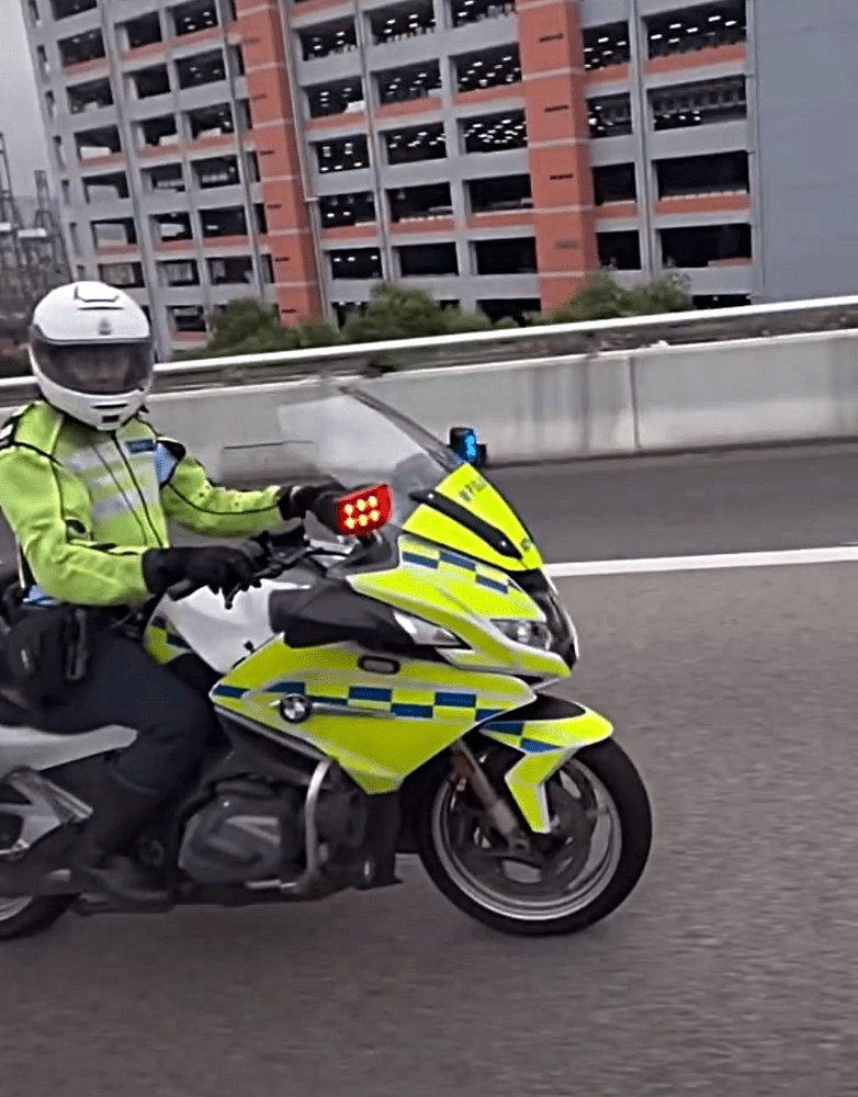 交警將英漢截停。fb：向香港警察致敬