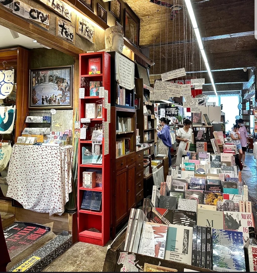 广州打卡书店2024｜6. 1200bookshop　天河门店是典型的二楼书店，陈列区、阅读区都在夹层及二楼。（图片来源：小红书）