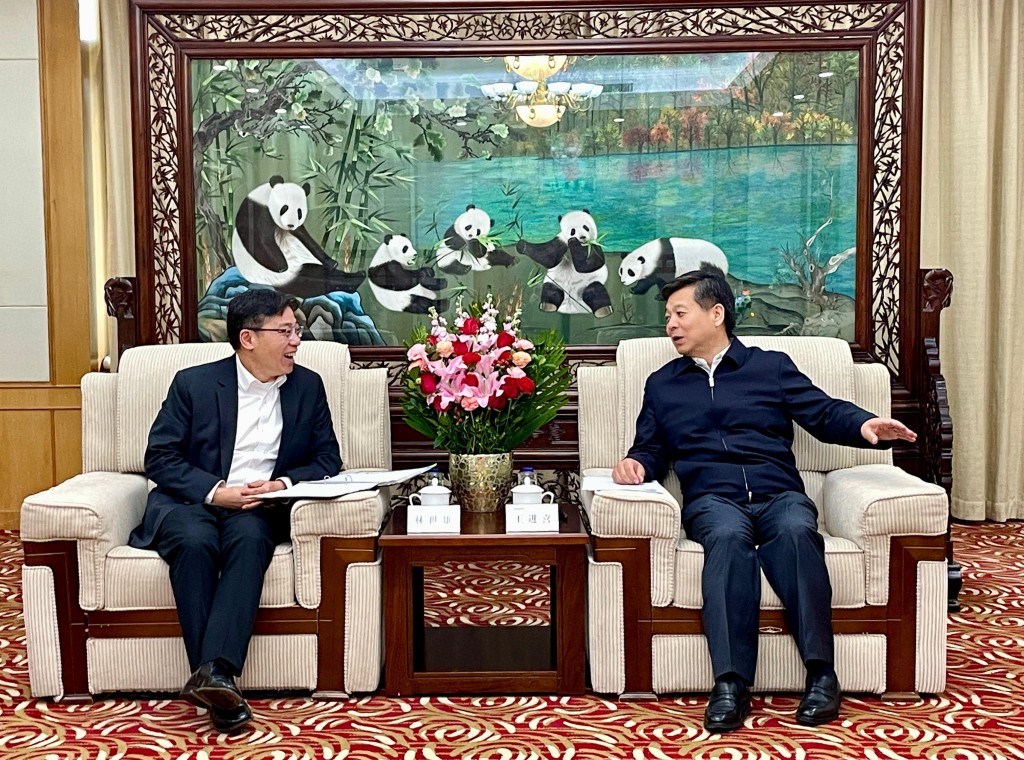 林世雄（左）與中國國家鐵路集團有限公司副總經理王進喜（右）會面，商討雙方關注的議題。政府新聞處