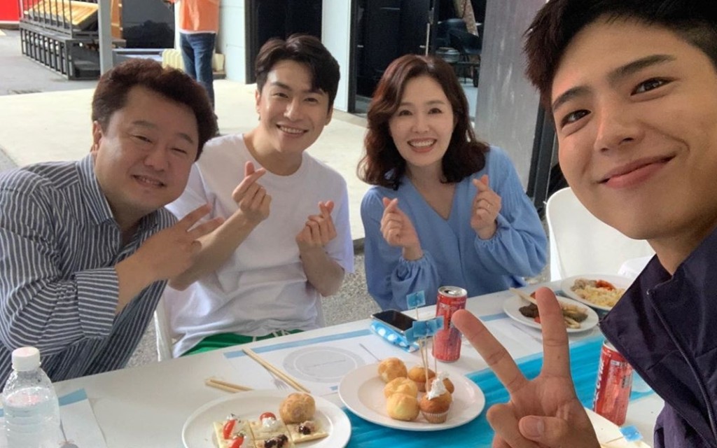 寶劍揸機跟夏希羅等同劇演員邊用餐邊自拍。