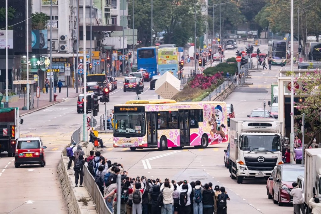 多名巴士迷為影馬年特別巴士，衝出馬路。網上圖片