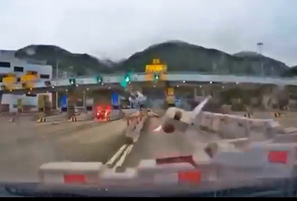私家車撞爆水馬。HongKong CarCam影片截圖