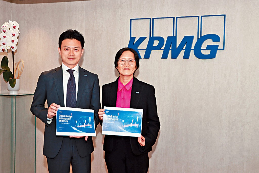 劉大昌(左)表示，明年新股上市中介機構要預留多一些時間準備相關材料。