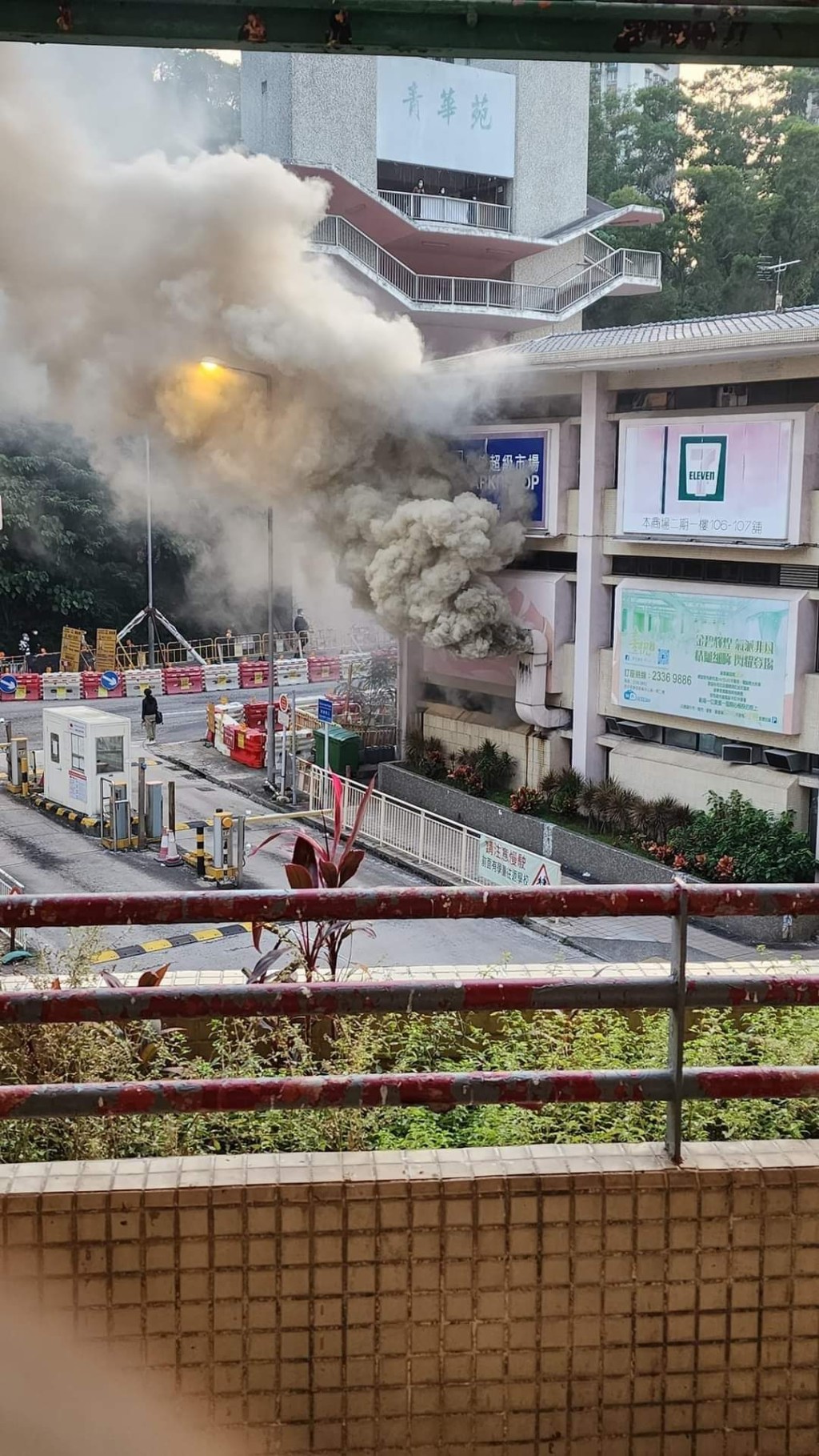 長康邨商場一間地下餐廳起火，冒出大量濃煙。(網圖)