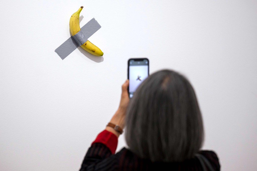 這件作品目前在法國東部的龐畢度中心梅斯分館展出，吸引觀展者拍照留念。法新社