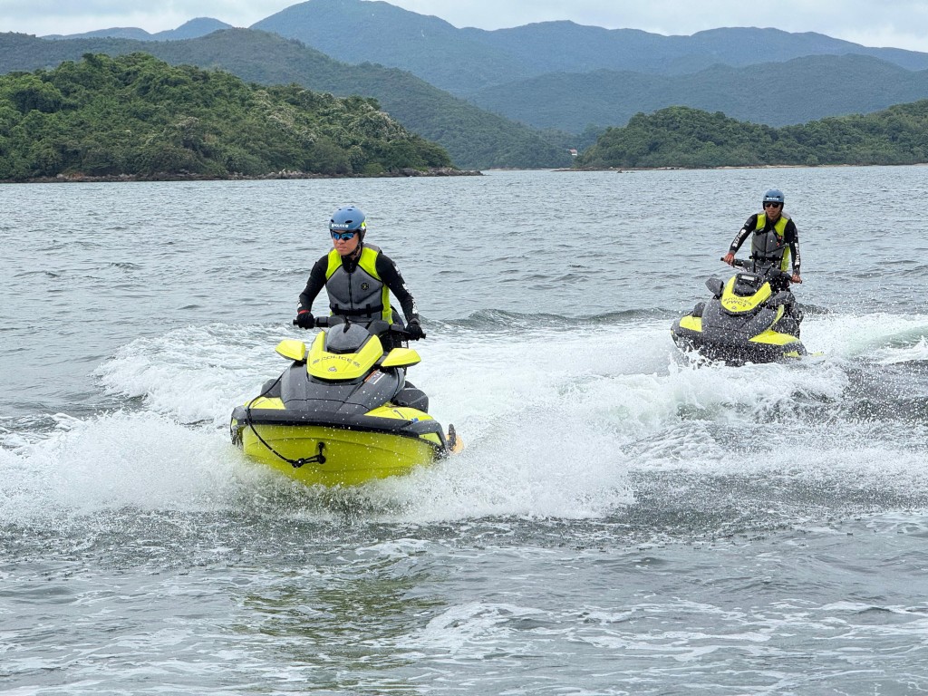 水上電單車隊可靈活地在淺水區展開救援工作。 水上電單車隊可靈活地在淺水區展開救援工作。