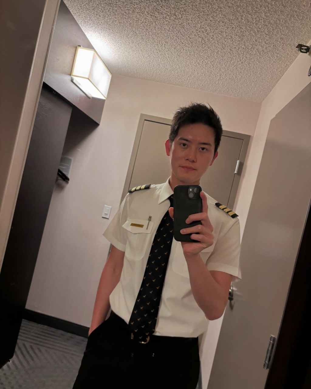 盛勁為穿上機師製服型到震。 盛勁為穿上機師製服型到震。