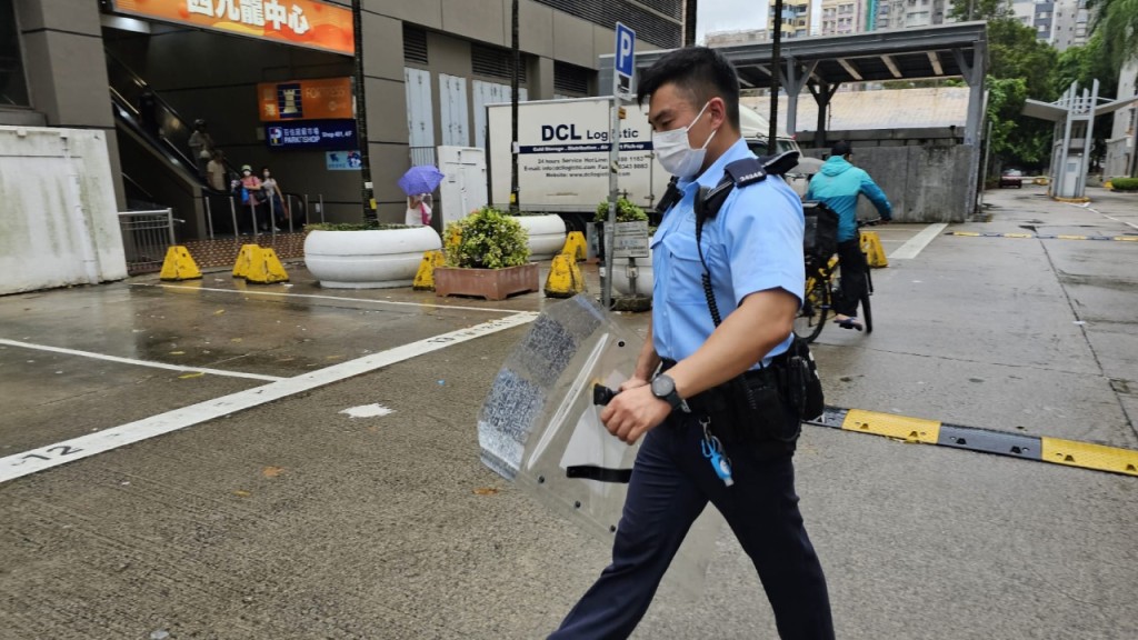 麗安邨單位兄弟鬧交聲稱「有人擸刀」 警方持警棍盾牌上樓調查