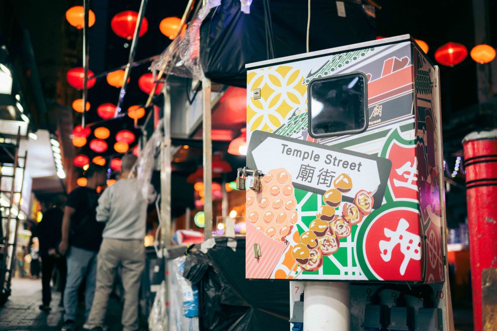 庙街的传统特色灯笼装置，会由「食聚庙街」摊档段扩展至零售摊档部份。旅发局图片