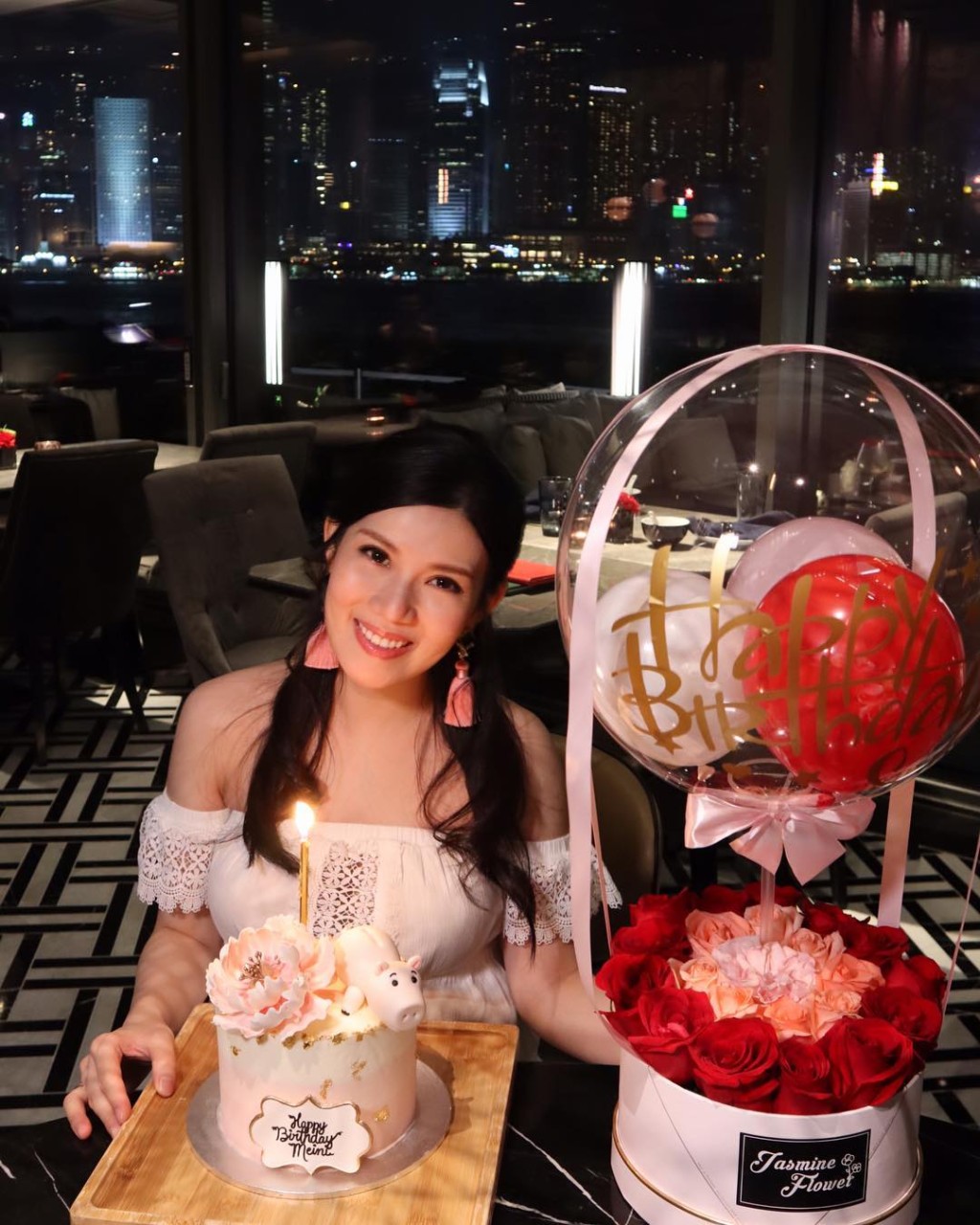 美妮今年生日獲老公送了氣球花籃,笑言是沾女兒的光。