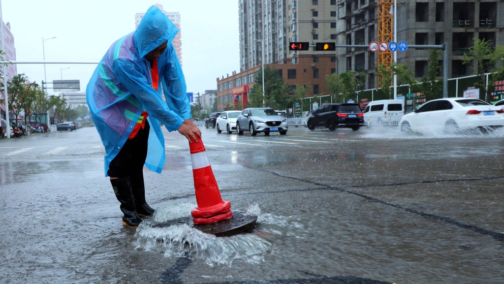 颱風白海豚餘威發難，北京河南遭特大暴雨侵襲多地水浸。 新華社資料圖