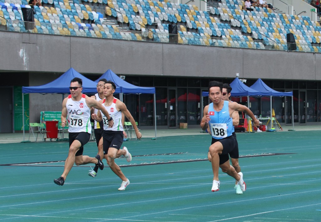 男子100米跑头三名在比赛。 徐嘉华摄