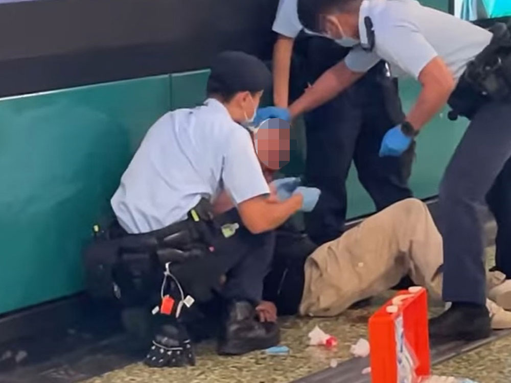 警方為被捕男子進行簡單包紮。fb「香港突發事故報料區」Loki Nikana圖片
