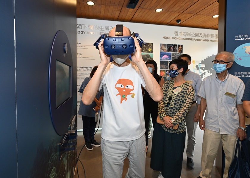 遊客可透過中心的VR設備體驗海下世界。政府新聞處圖片