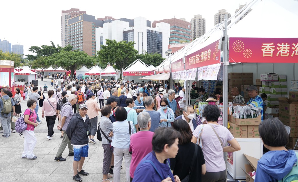 國慶市集一連5日在沙田公園舉行，現場人頭湧湧。