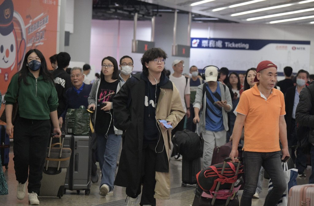 长假期正式结束不少市民经西九龙高铁站回港。禇乐琪摄