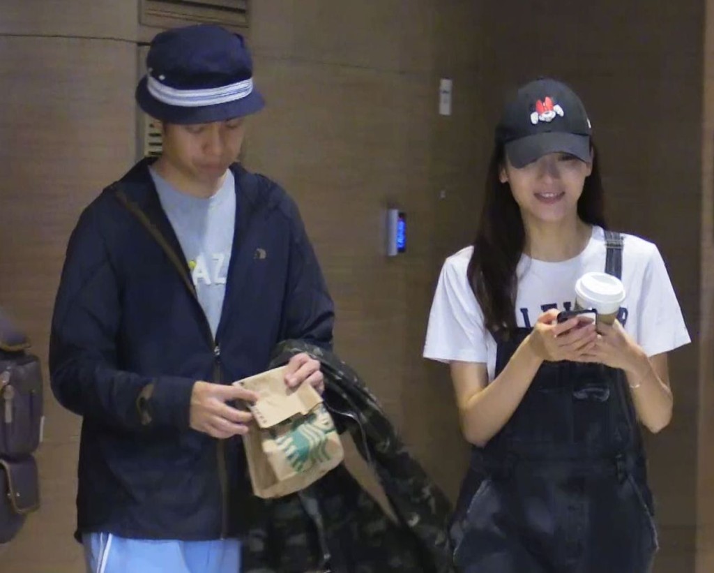 年前戴cap帽素顏的李佳芯同男友拍拖行圓方。