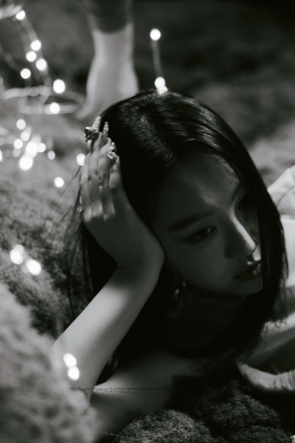 她的想法蕴藏《风旅》中，最爱“旅行为远景 不计路程 雨骤来 也能 恬静”这歌词。