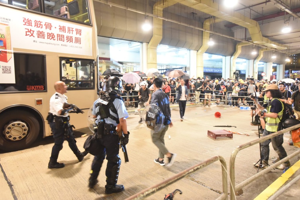 警員一度舉槍。