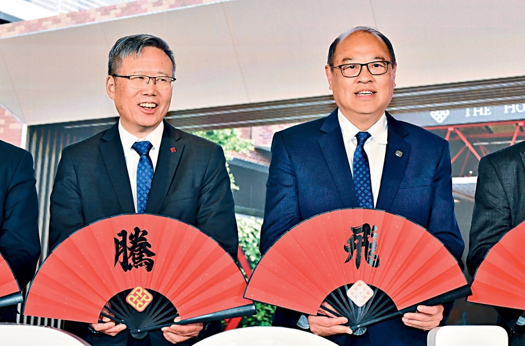 滕錦光（左）在傳媒春茗表明理大目標打進QS全球大學排名前50位；林大輝（右）透露兩名副校長將於上半年到任，冀助理大發展「馬力全開」。