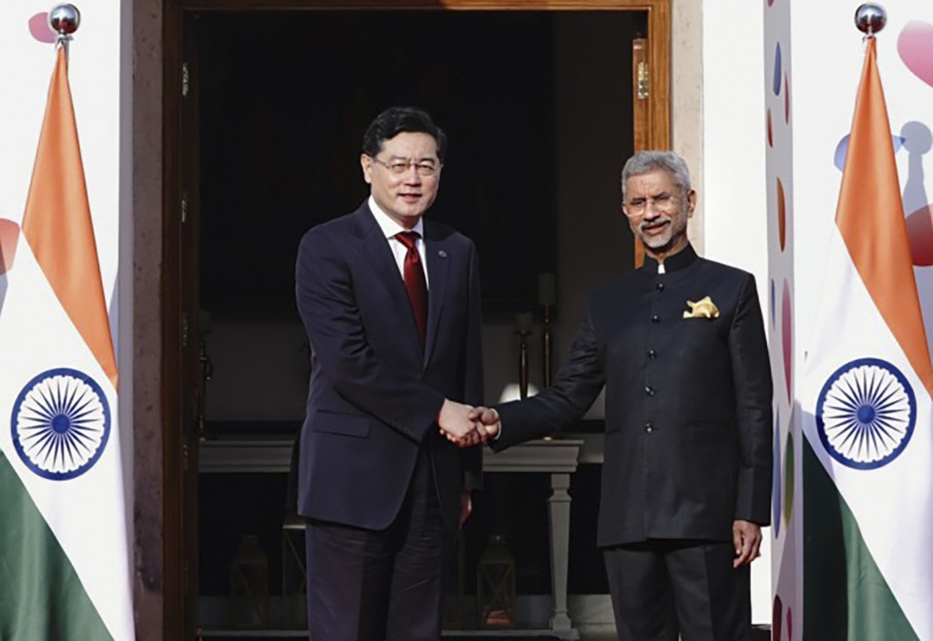 印度外長蘇杰生歡迎中國外長秦剛抵達印度新德里參加 G20 外長會議。AP