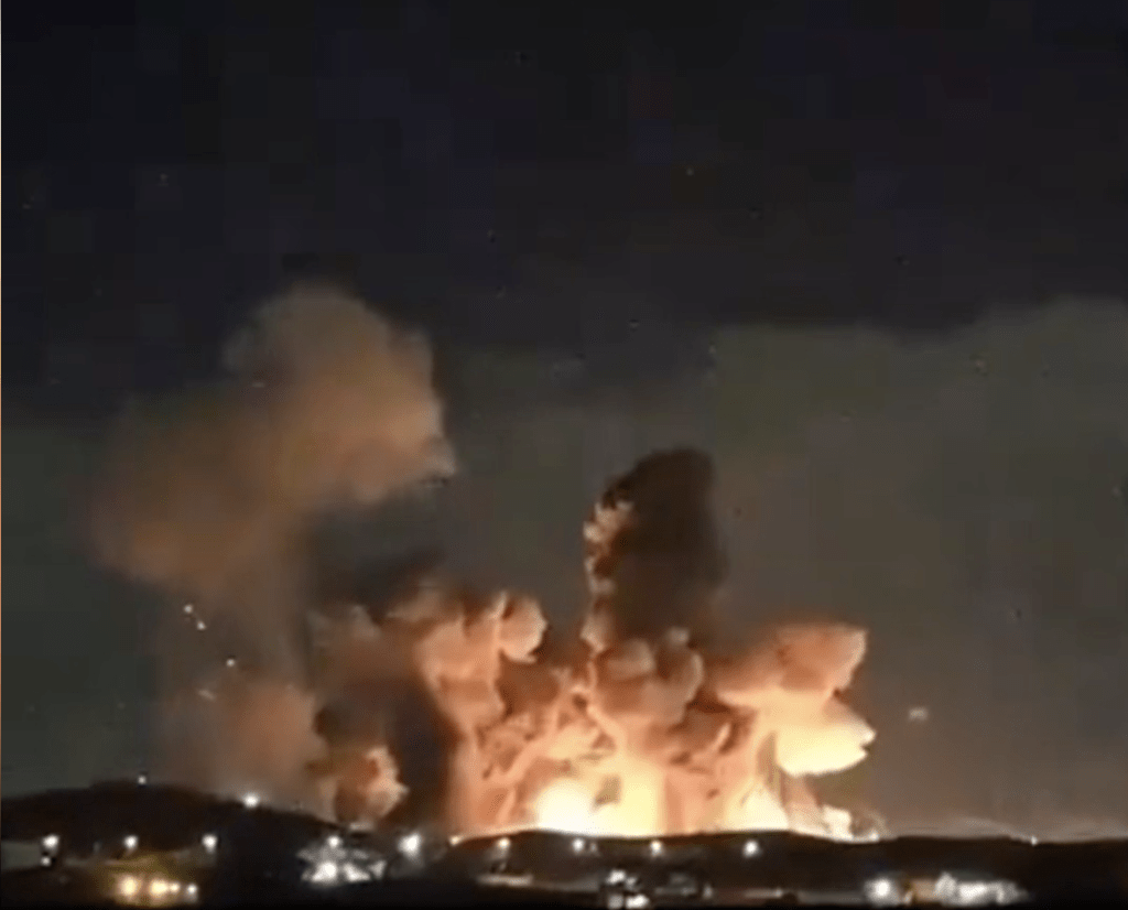 美軍動用重型鑽地炸彈轟炸伊朗大型彈藥庫，火光沖天，大量濃煙直衝高空，破壞力驚人。