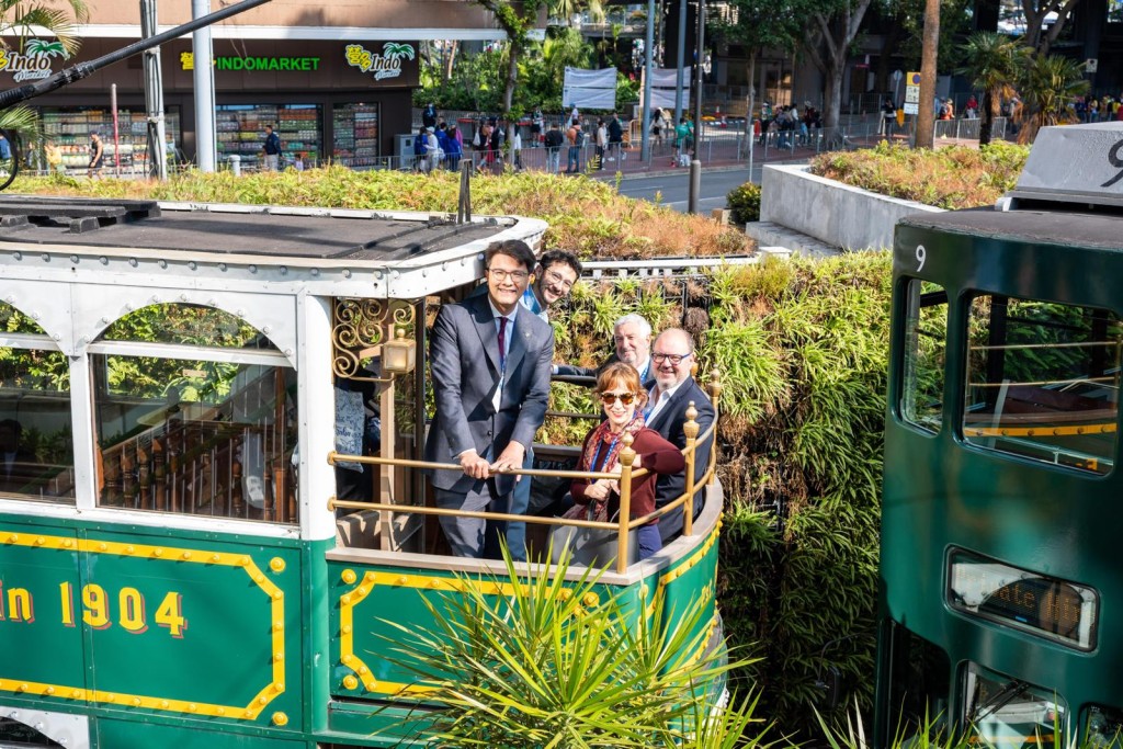 毛樂禮（左一）、大律師公會副名譽秘書王永愷（左二）陪同海外嘉賓參與周邊活動。