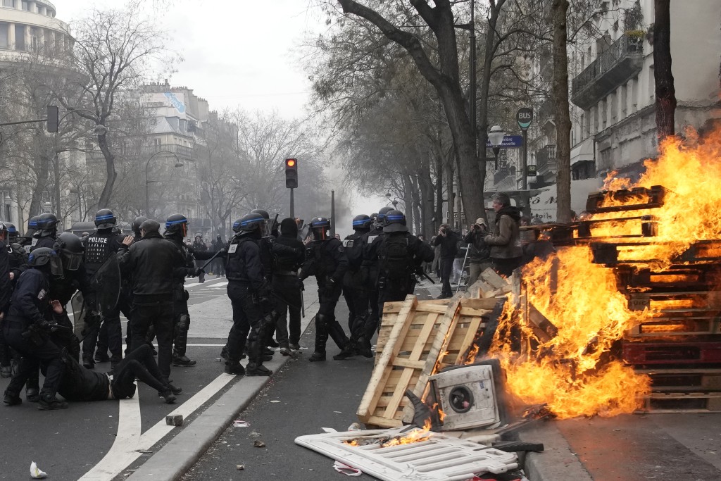 巴黎有示威者放火。 AP