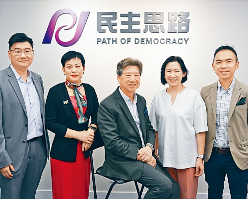 湯家驊(中)與民主思路四名擬參選的成員陳進雄(左起)、麥慶歡、姚潔凝及黃穎灝接受本報專訪。