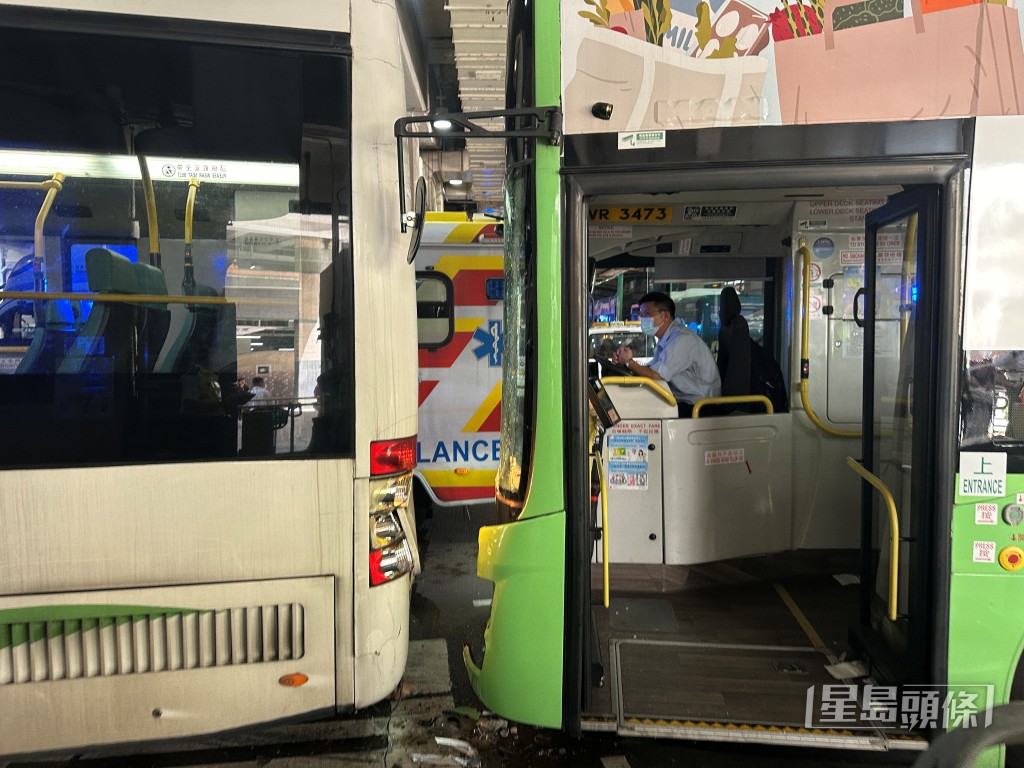 38号路线双层新大屿山巴士撞上前面的37H单层巴士，后车司机未有受伤。梁国峰摄