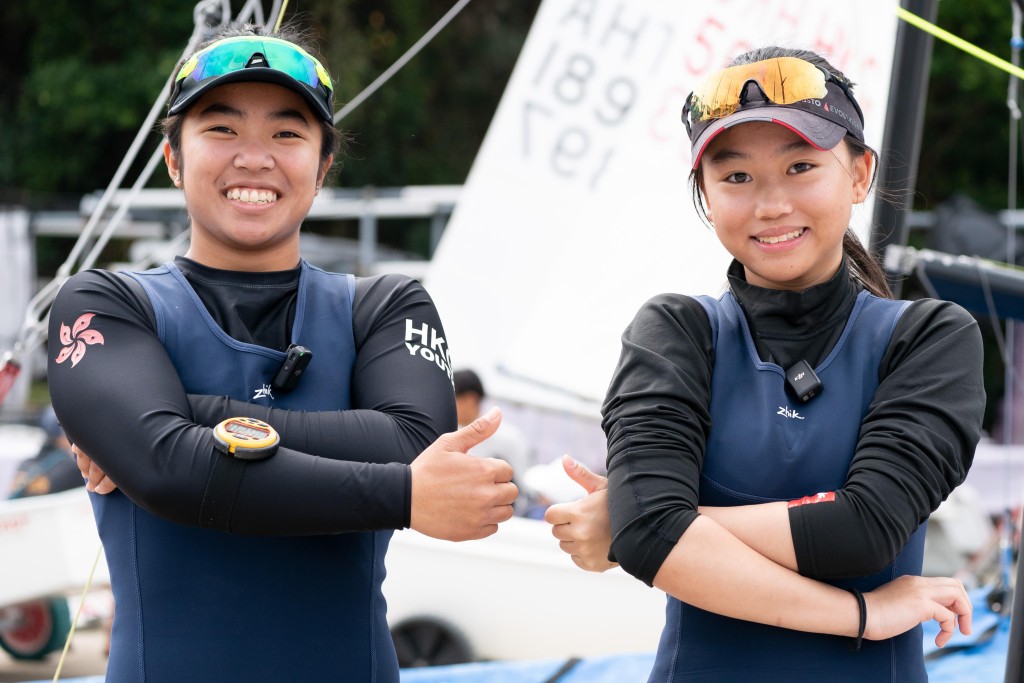 港隊其中兩位代表曾濼妍(右)、麥卓穎(左)一同上陣，出戰「29er亞洲帆船錦標賽」。公關提供圖片