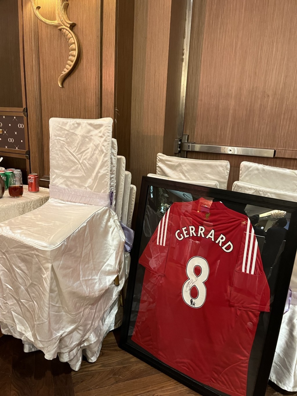 新思维副主席黄俊瑯献出一件利物浦名宿谢拉特的签名球衣，底价3000元，最后由前民主党元老周奕希投得。