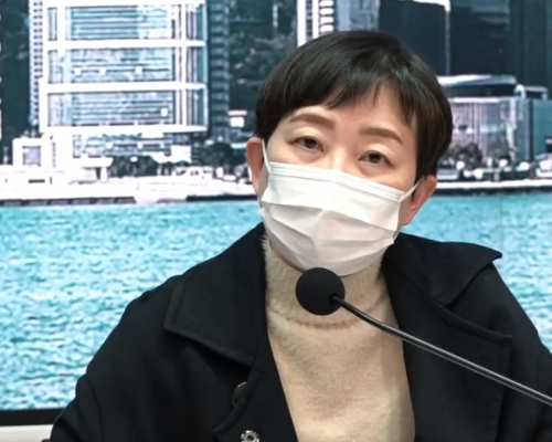 張竹君公布,一名長者在家中倒斃後對新冠病毒檢測呈陽性。港台電視截圖