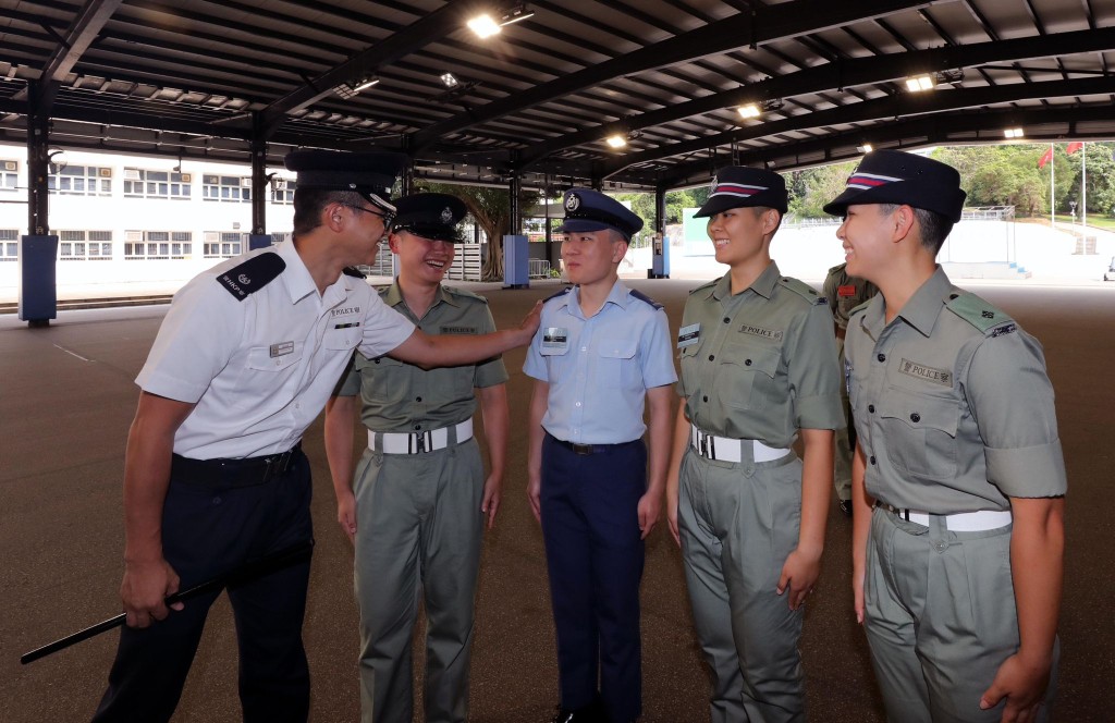 汤淦维（左一）与参与警队见习督察 训练课程的政府飞行服务队人（中）及见习督察训练班学员分享心得。