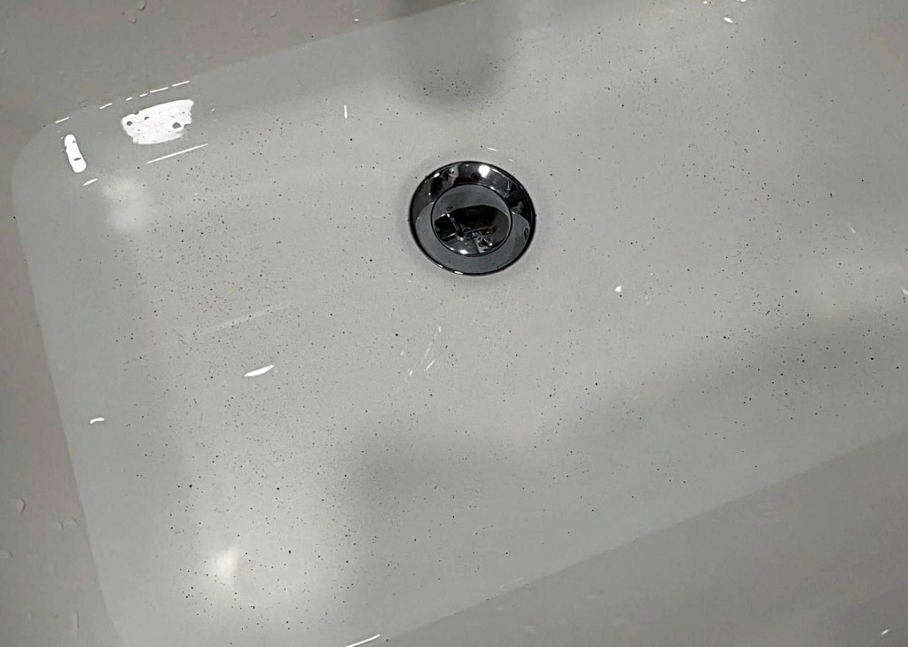 太古城多座大廈的食水前晚(11月15日)驚現大量黑色顆粒沉澱物。網上圖片 太古城多座大廈的食水前晚(11月15日)驚現大量黑色顆粒沉澱物。網上圖片