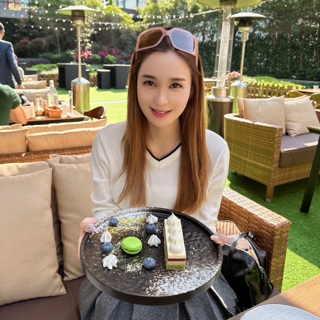 梁茵傳做服務性行業後,曾灰爆在IG留言:「真的很累,活著究竟為甚麼?」 梁茵傳做服務性行業後,曾灰爆在IG留言:「真的很累,活著究竟為甚麼?」