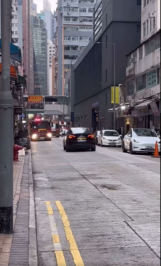 網上流傳相片顯示，一輛黑色特斯拉電動車在灣仔謝斐道懷疑逆線行駛。（車cam L（香港群組））