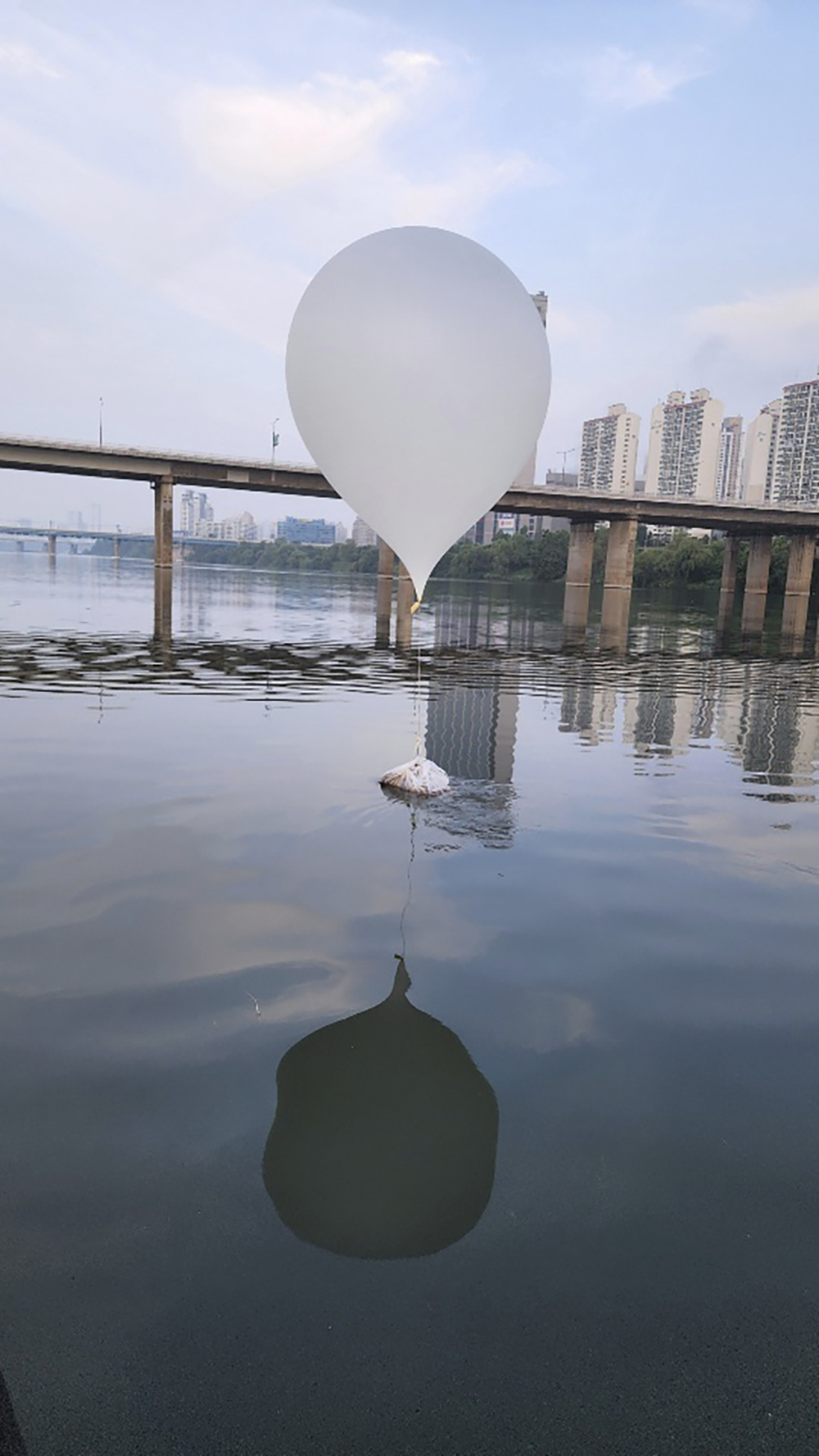 韩江上亦出现北韩垃圾气球。美联社