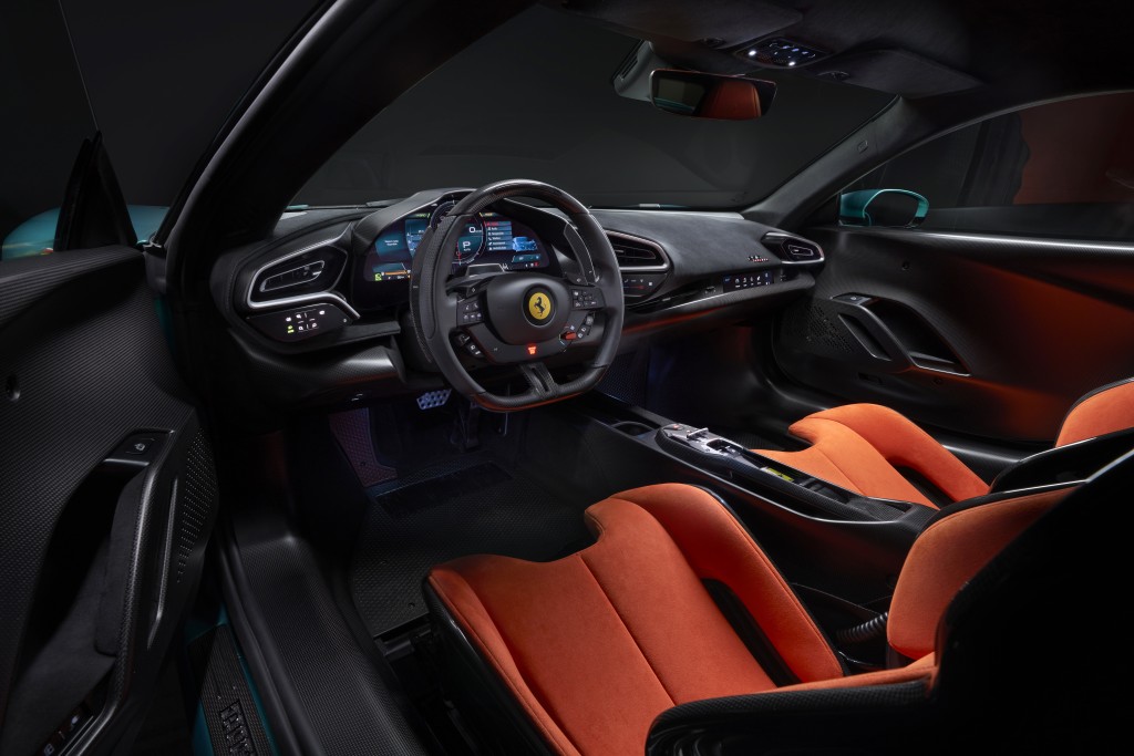 法拉利Ferrari 296 Speciale加強版車廂錶板以Alcantara覆蓋。