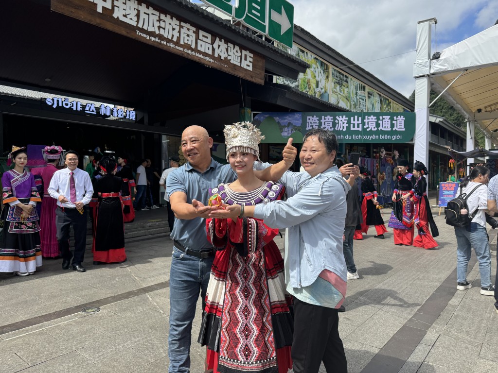 遊客在中越德天（板約）瀑布跨境旅遊合作區內的跨境遊出境通道前留影。新華社