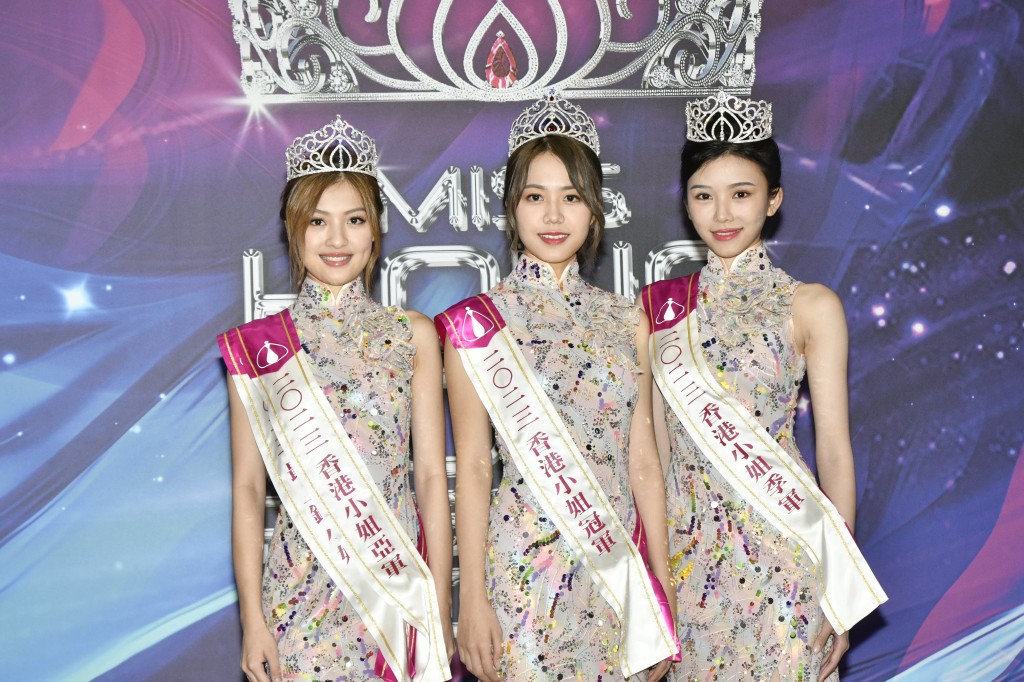 庄子璇、王怡然、王敏慈在电视城接受奖项。